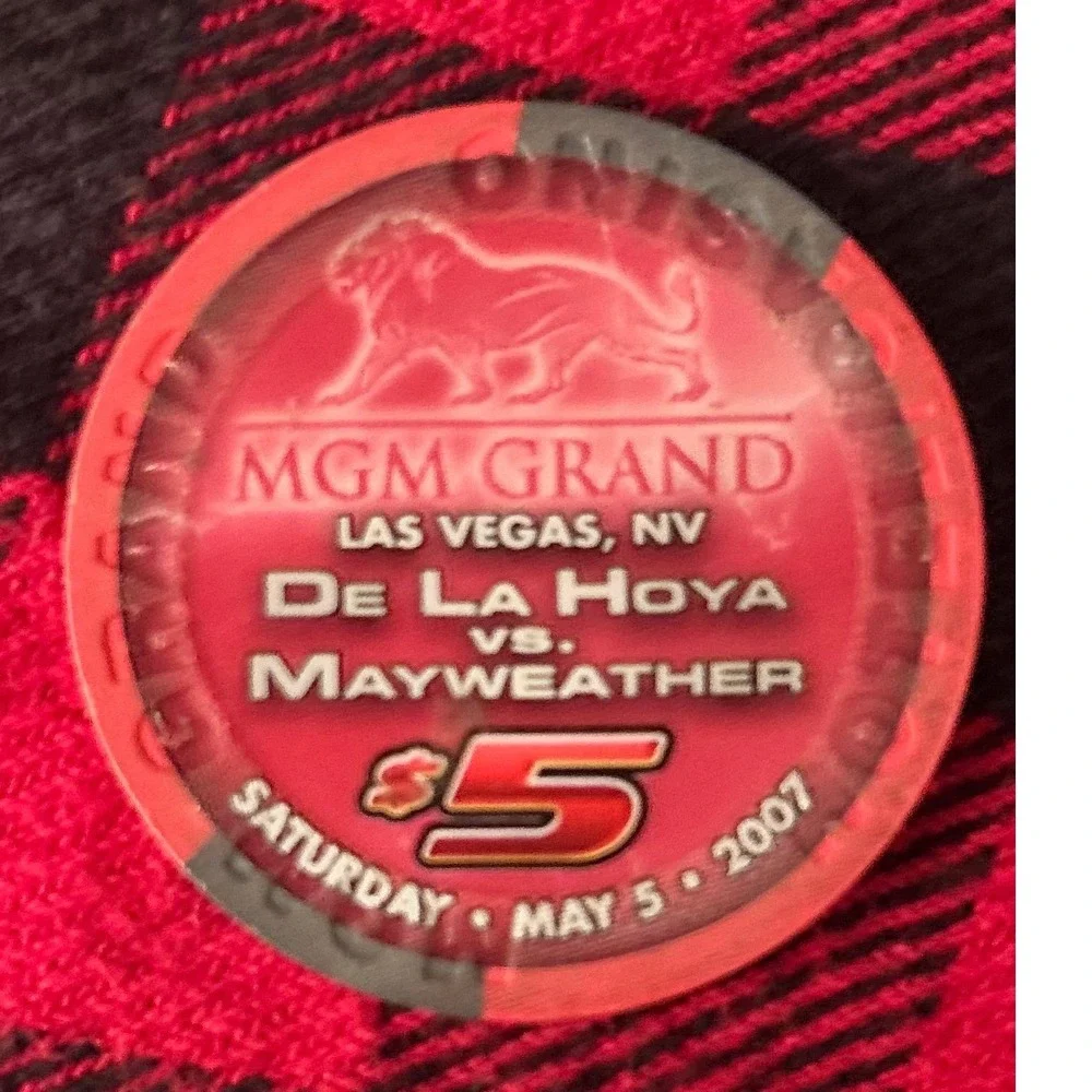 De La Hoya vs Mayweather The World Awaits $5‎ Casino Chip MGM vtg Las Vegas 2007